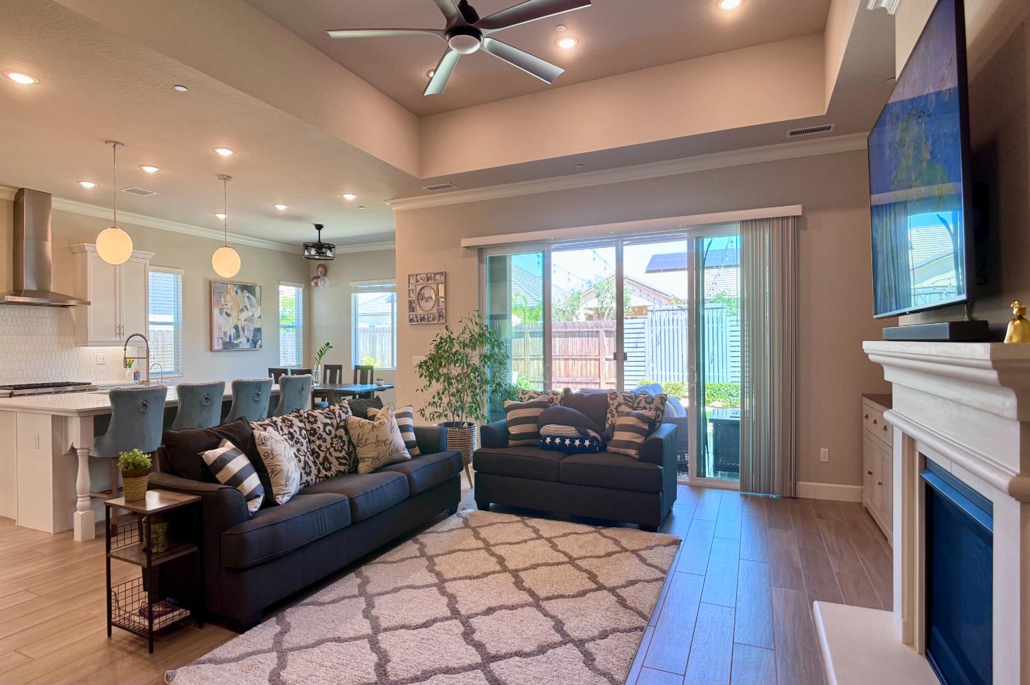 445 Bloom Lane Clovis, CA 93619 - Photo 4 of 31
