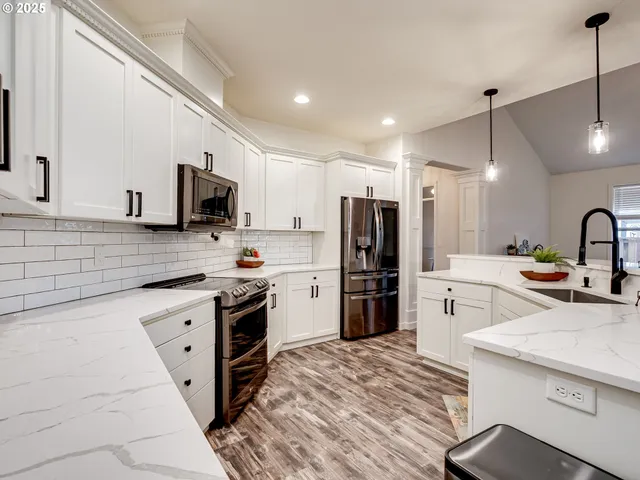 $675,000 | 20800 Yosemite Street Northeast, Aurora, OR 97002