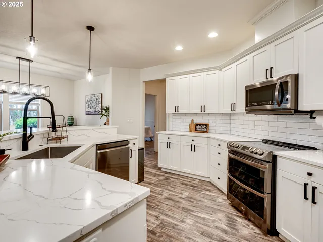 $675,000 | 20800 Yosemite Street Northeast, Aurora, OR 97002