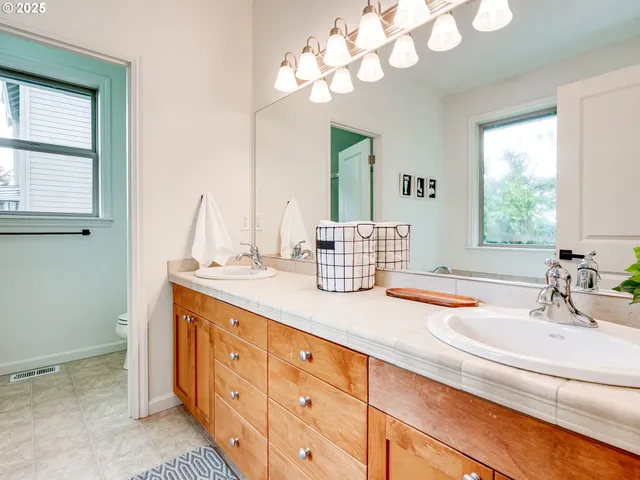 $675,000 | 20800 Yosemite Street Northeast, Aurora, OR 97002