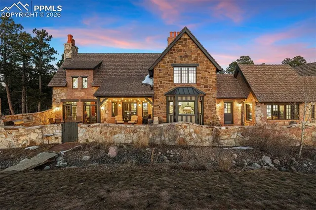 a front view of house with yard