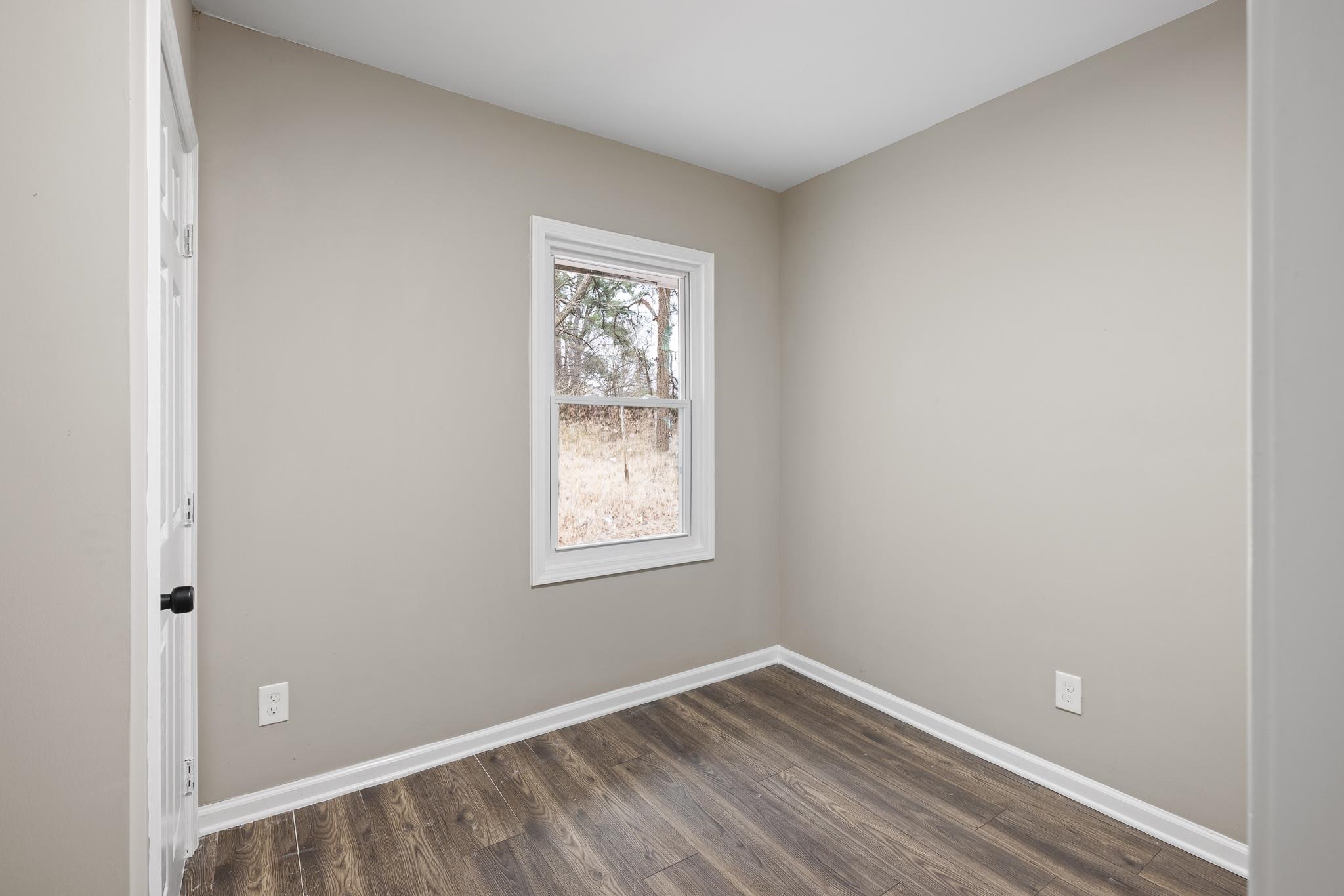 4375 Macon Road Memphis, TN 38122 - Photo 17 of 17 an empty room with a window