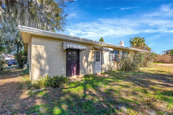 a view of a house with backyard and garden