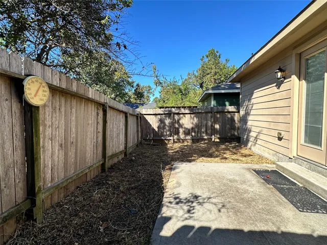a view of a backyard with pathway