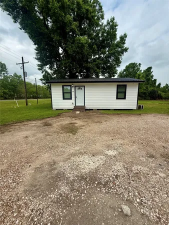 $1,080 | 324 West Main Street, Ames, TX 77575