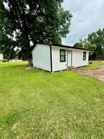 $1,080 | 324 West Main Street, Ames, TX 77575