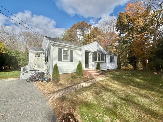 a view of a yard in front of a house