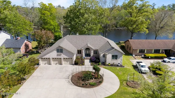$899,900 | 220 Shoreline Drive, New Bern, NC 28562