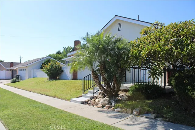 a view of a back yard of the house