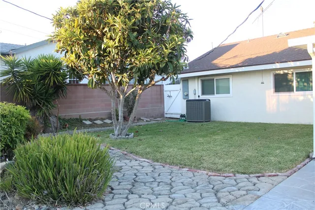 a view of a backyard