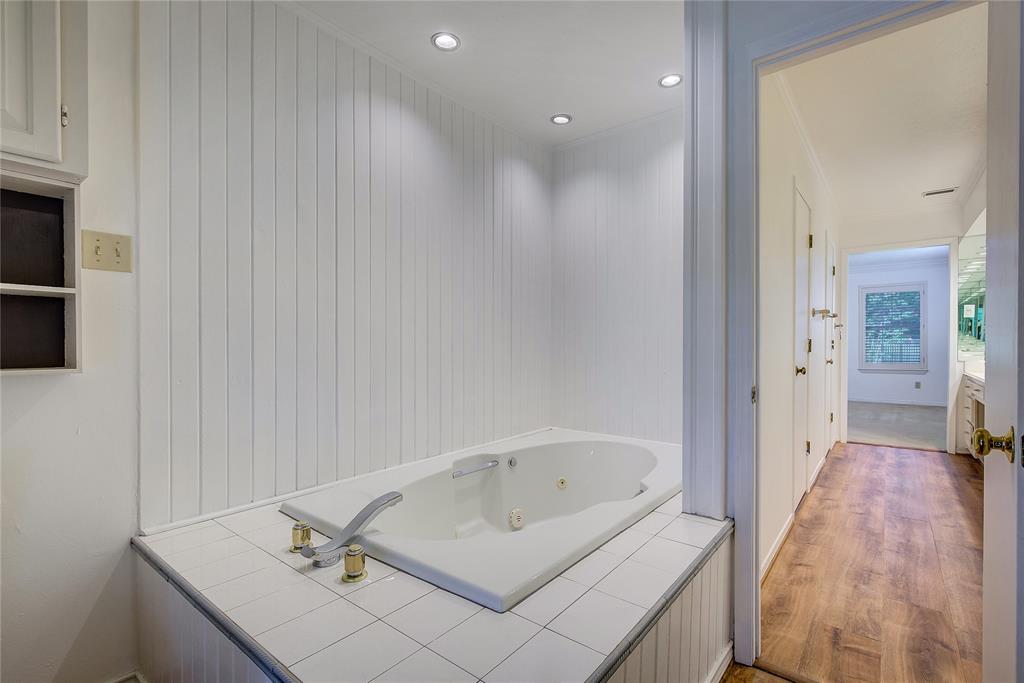 18 Mullaney Road Greenville, TX 75402 - Photo 22 of 37 a bathroom with a bathtub and a sink