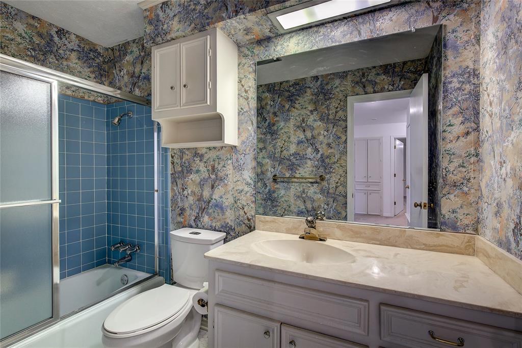 18 Mullaney Road Greenville, TX 75402 - Photo 26 of 37 a bathroom with a sink a toilet and shower