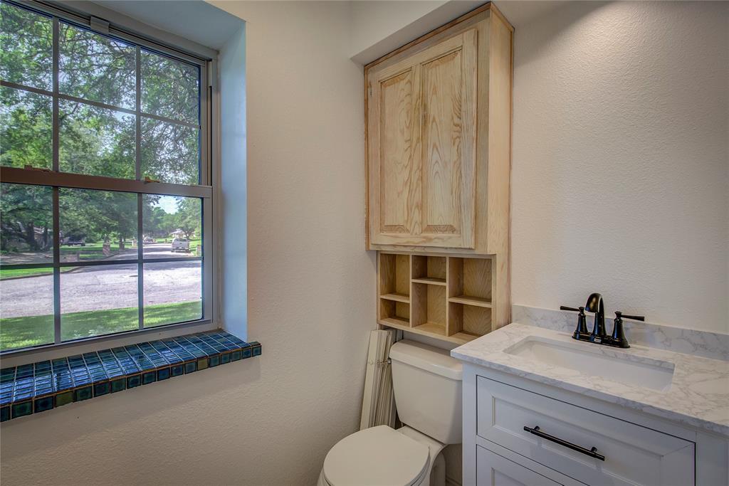 18 Mullaney Road Greenville, TX 75402 - Photo 27 of 37 a bathroom with a toilet sink and mirror