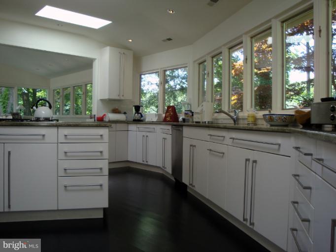 175 Chain Bridge Road McLean, VA 22101 - Photo 18 of 30 Kitchen