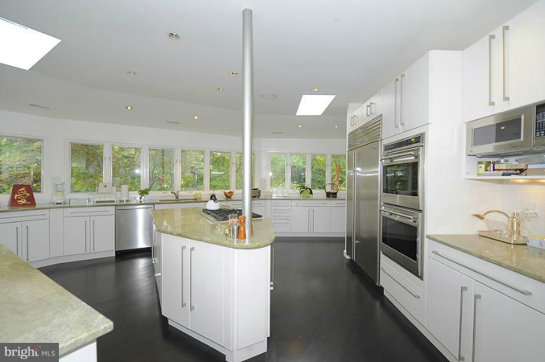 175 Chain Bridge Road McLean, VA 22101 - Photo 26 of 30 Kitchen