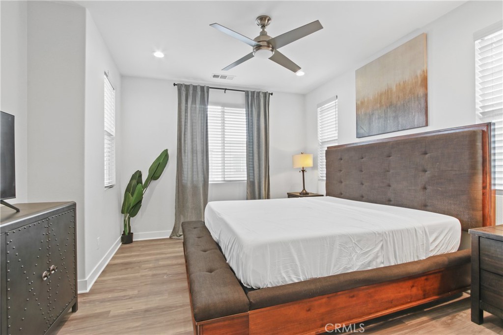 660 Daniel Freeman Circle Inglewood, CA 90301 - Photo 13 of 25 a bedroom with a bed and a window