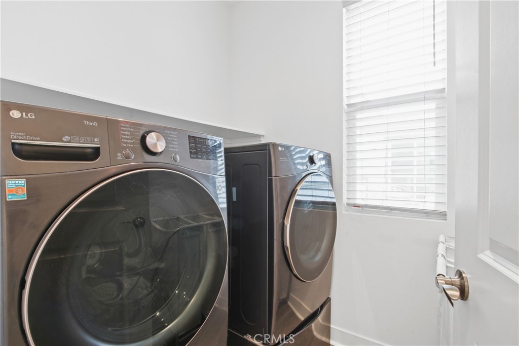 660 Daniel Freeman Circle Inglewood, CA 90301 - Photo 14 of 25 a utility room with dryer and washer