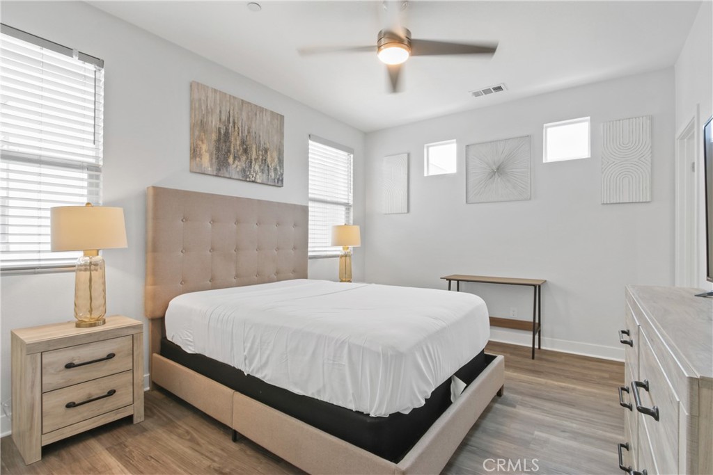 660 Daniel Freeman Circle Inglewood, CA 90301 - Photo 15 of 25 a bedroom with a bed and a window