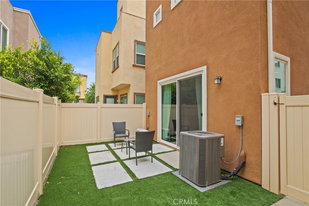 660 Daniel Freeman Circle Inglewood, CA 90301 - Photo 20 of 25 a view of a house with backyard and a garden