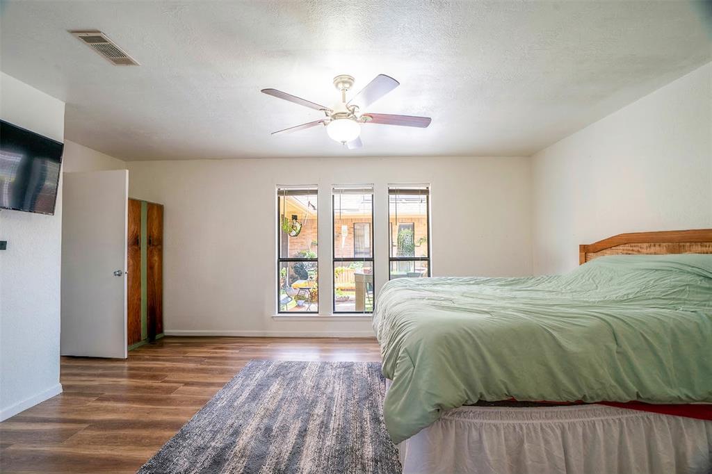 420 39th Street Southeast Paris, TX 75462 - Photo 13 of 25 a bedroom with a bed and a window