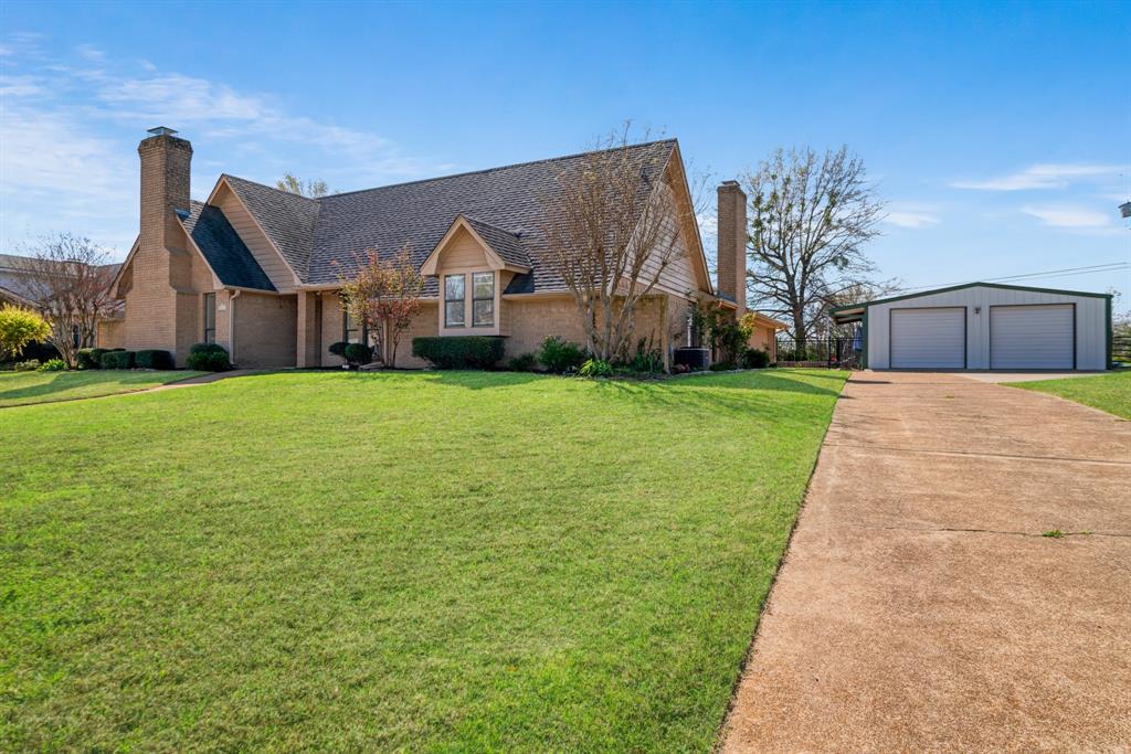 420 39th Street Southeast Paris, TX 75462 - Photo 2 of 25 a front view of house with yard and green space
