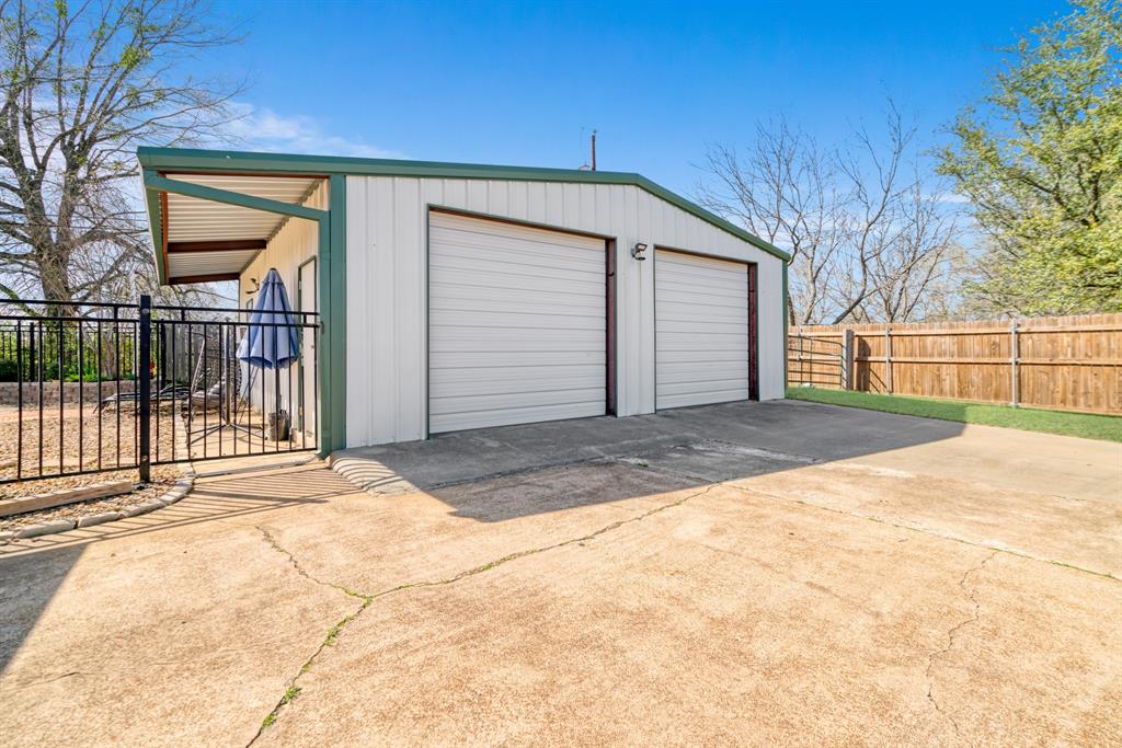 420 39th Street Southeast Paris, TX 75462 - Photo 24 of 25 a view of a house with a garage