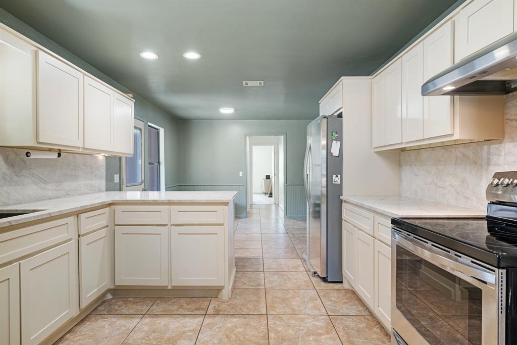 420 39th Street Southeast Paris, TX 75462 - Photo 7 of 25 a kitchen with a sink cabinets and appliances