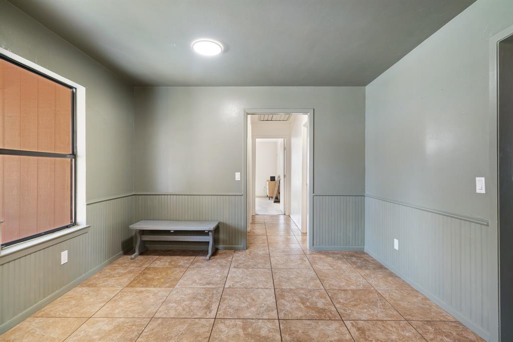 420 39th Street Southeast Paris, TX 75462 - Photo 9 of 25 a view of a walk in closet and window