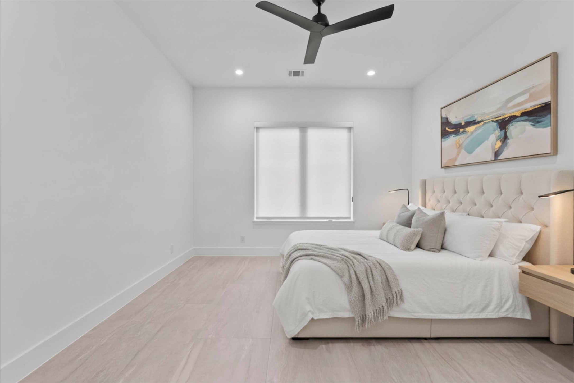 7627 Scott Avenue Manvel, TX 77578 - Photo 36 of 50 Large windows invite natural light into this well-appointed suite.