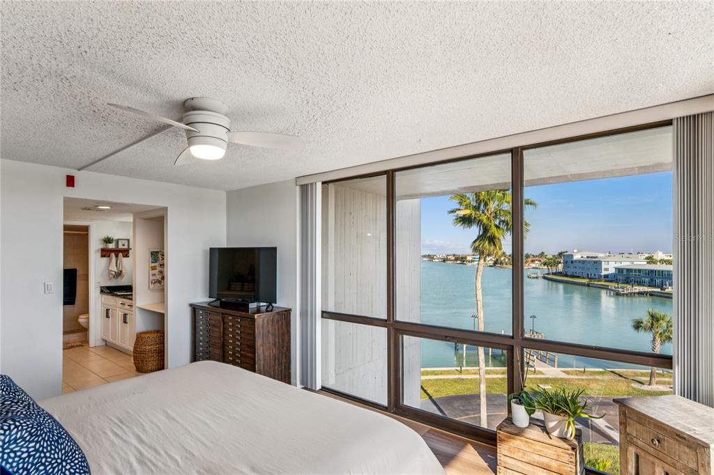 1 Key Capri, Unit 312E Treasure Island, FL 33706 - Photo 4 of 86 a bedroom with a bed and a flat screen tv