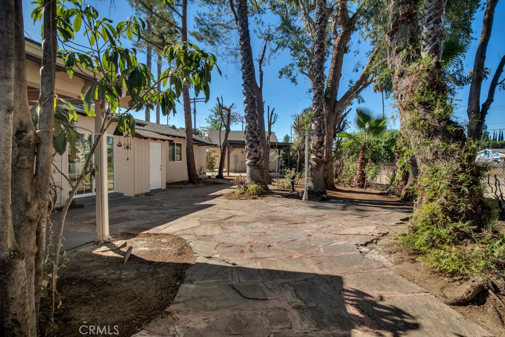 7635 Fallbrook Avenue West Hills, CA 91304 - Photo 24 of 26 a view of a backyard of the house