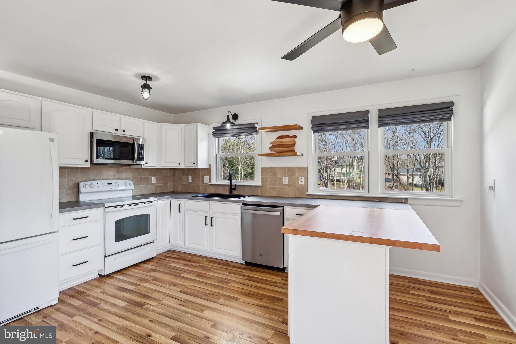 20 Andover Road Glenmoore, PA 19343 - Photo 7 of 30 Kitchen with Eat-In Counter