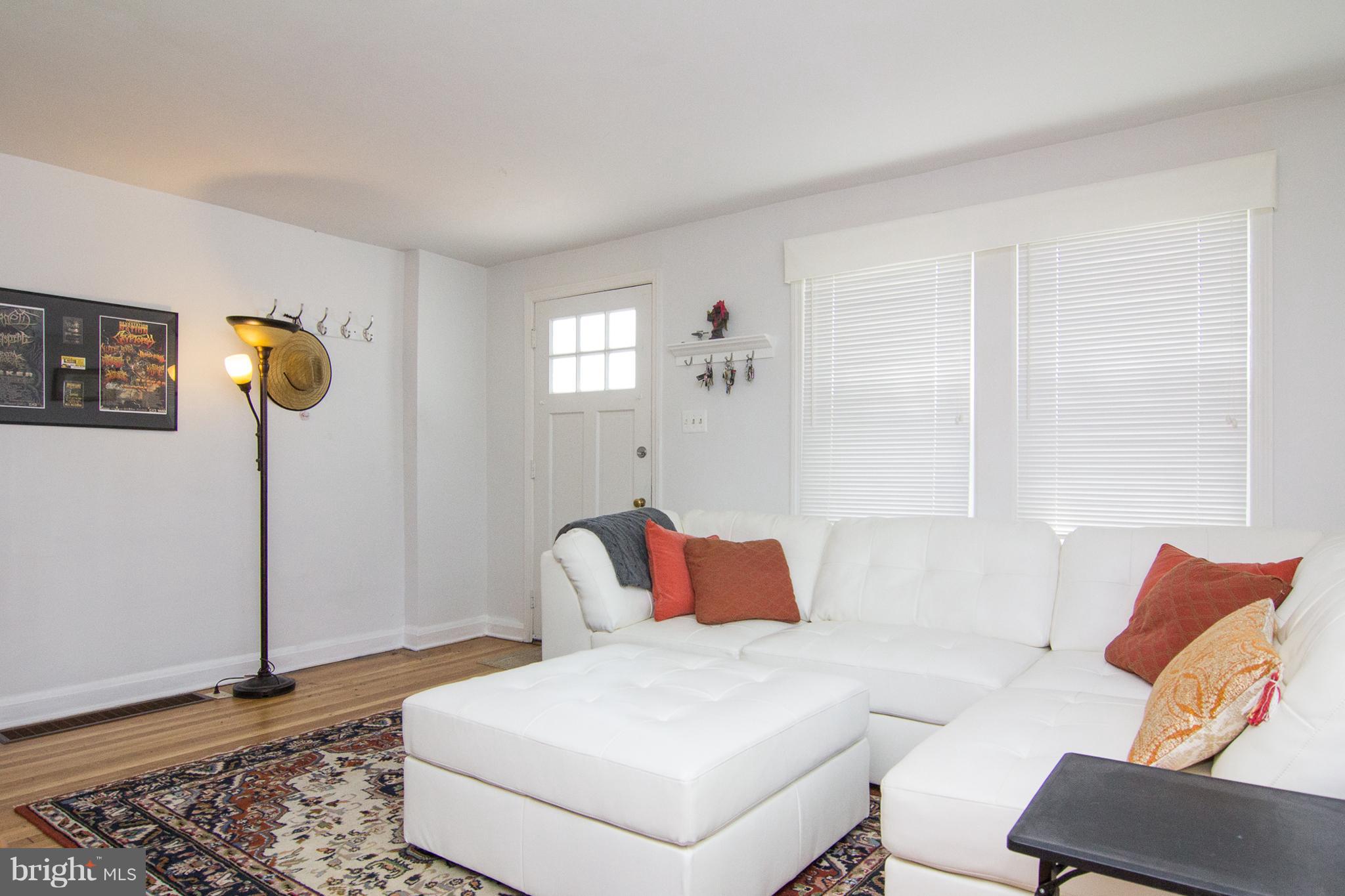 302 Grove Park Road Baltimore, MD 21225 - Photo 3 of 26 Living Room