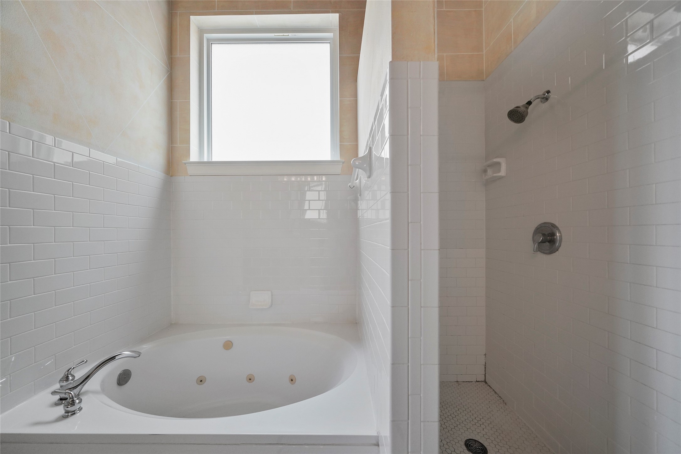 1514 Stanford Street Houston, TX 77019 - Photo 26 of 34 a bathroom with a bathtub