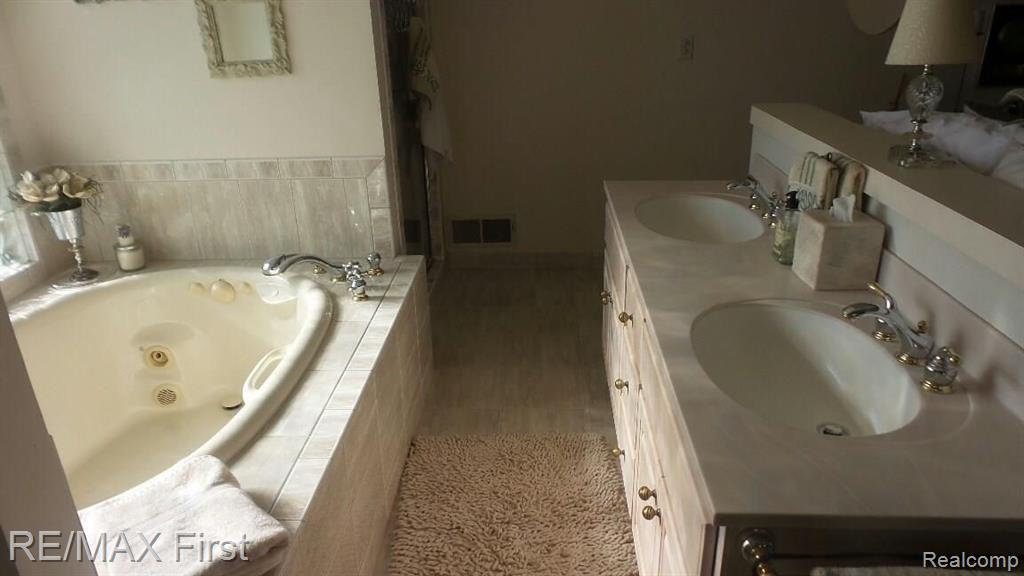 745 Vernier Road Grosse Pointe Woods, MI 48236 - Photo 14 of 19