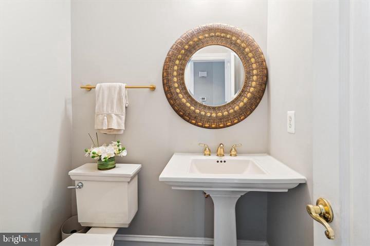 20366 Fallsway Terrace Sterling, VA 20165 - Photo 22 of 45 a bathroom with a sink and a mirror