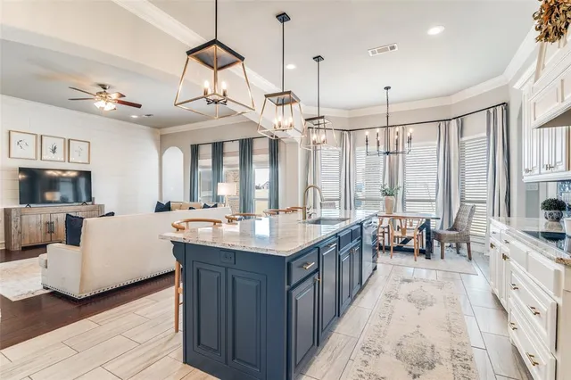 a large kitchen with kitchen island a large island in it