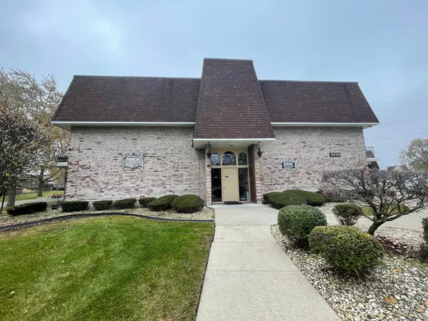 $89,900 | 3235 South Manor Drive, Unit 104, Lansing, IL 60438