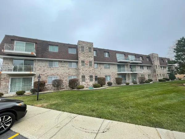 $89,900 | 3235 South Manor Drive, Unit 104, Lansing, IL 60438