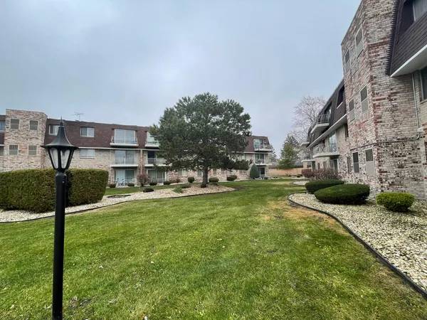 $89,900 | 3235 South Manor Drive, Unit 104, Lansing, IL 60438