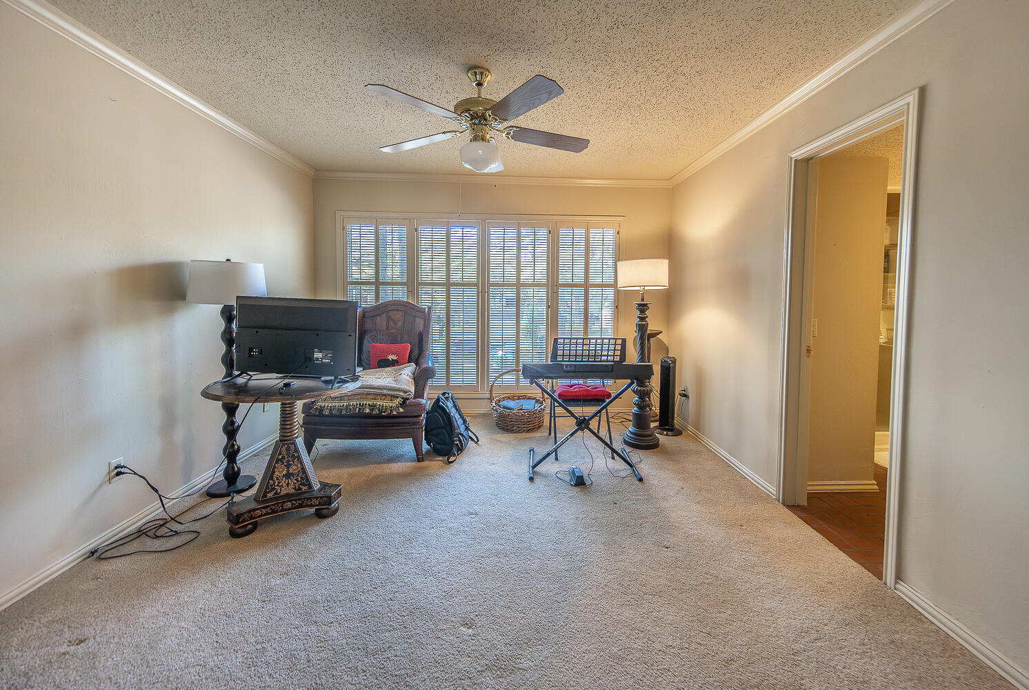 2302 Slide Road, Unit 25 Lubbock, TX 79407 - Photo 31 of 40 a living room with furniture gym equipment and a window