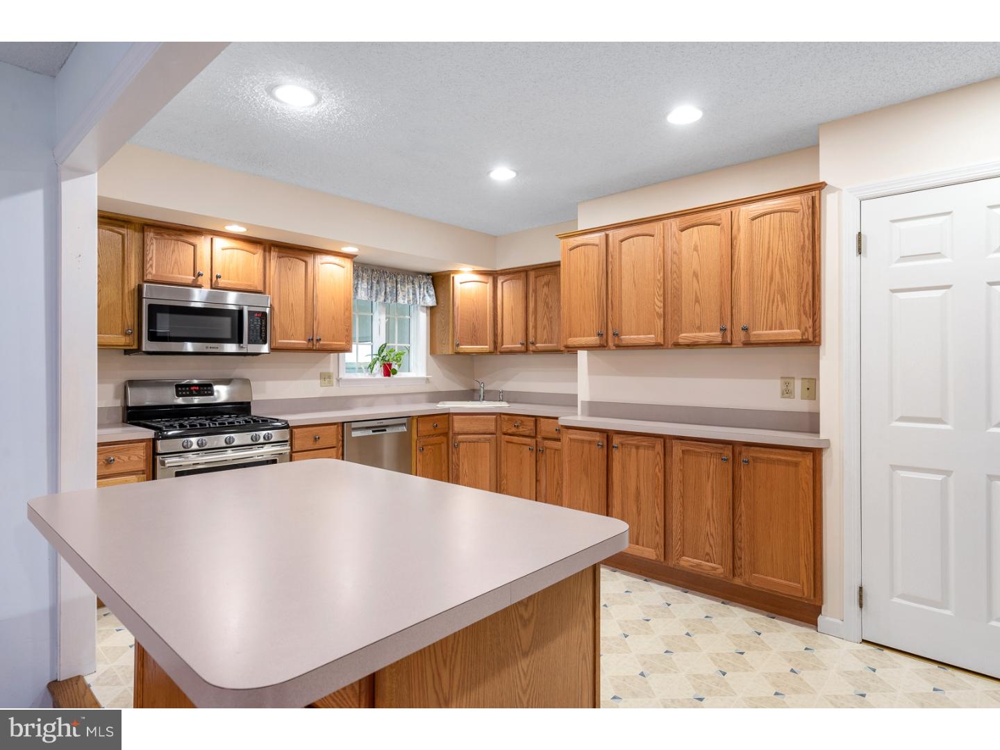 25 Mill Bend Road Trenton, NJ 08690 - Photo 6 of 28 Kitchen