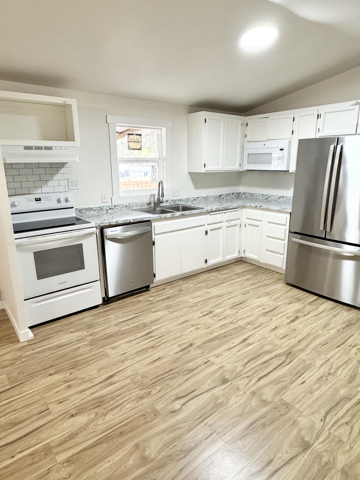 61000 Brosterhous Road, Unit 574 Bend, OR 97702 - Photo 11 of 28 Kitchen