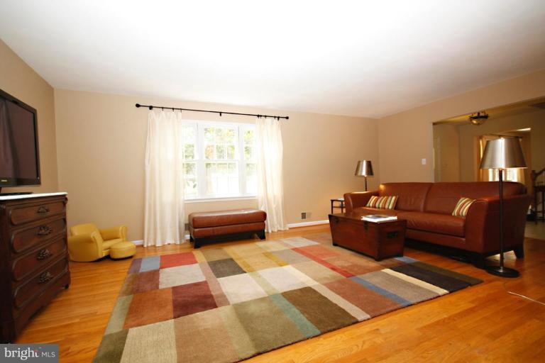 7721 Falstaff Road McLean, VA 22102 - Photo 3 of 27 Living Room