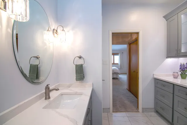 a en suite bathroom with a sink and a mirror