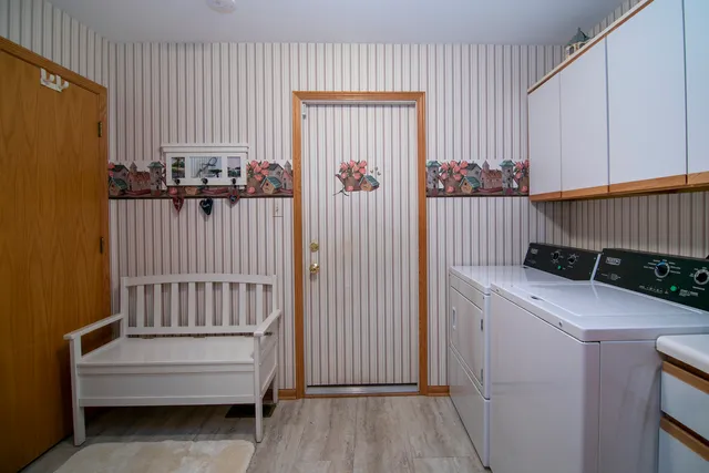 a picture of a white and white top