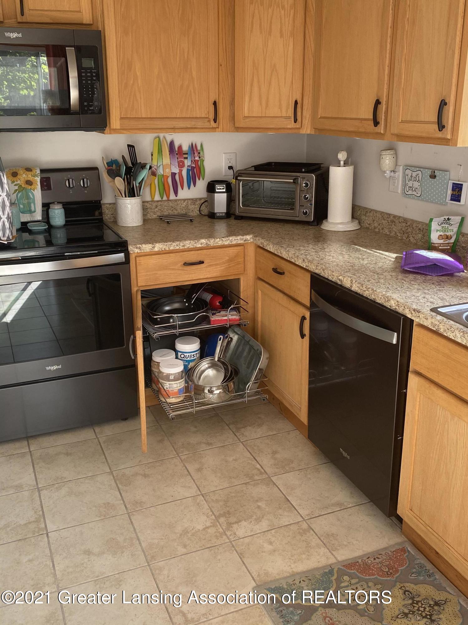 407 Strathmore Road Lansing, MI 48910 - Photo 5 of 17 9FCB56EB-8C46-4480-ADF3-F2A197B532F5