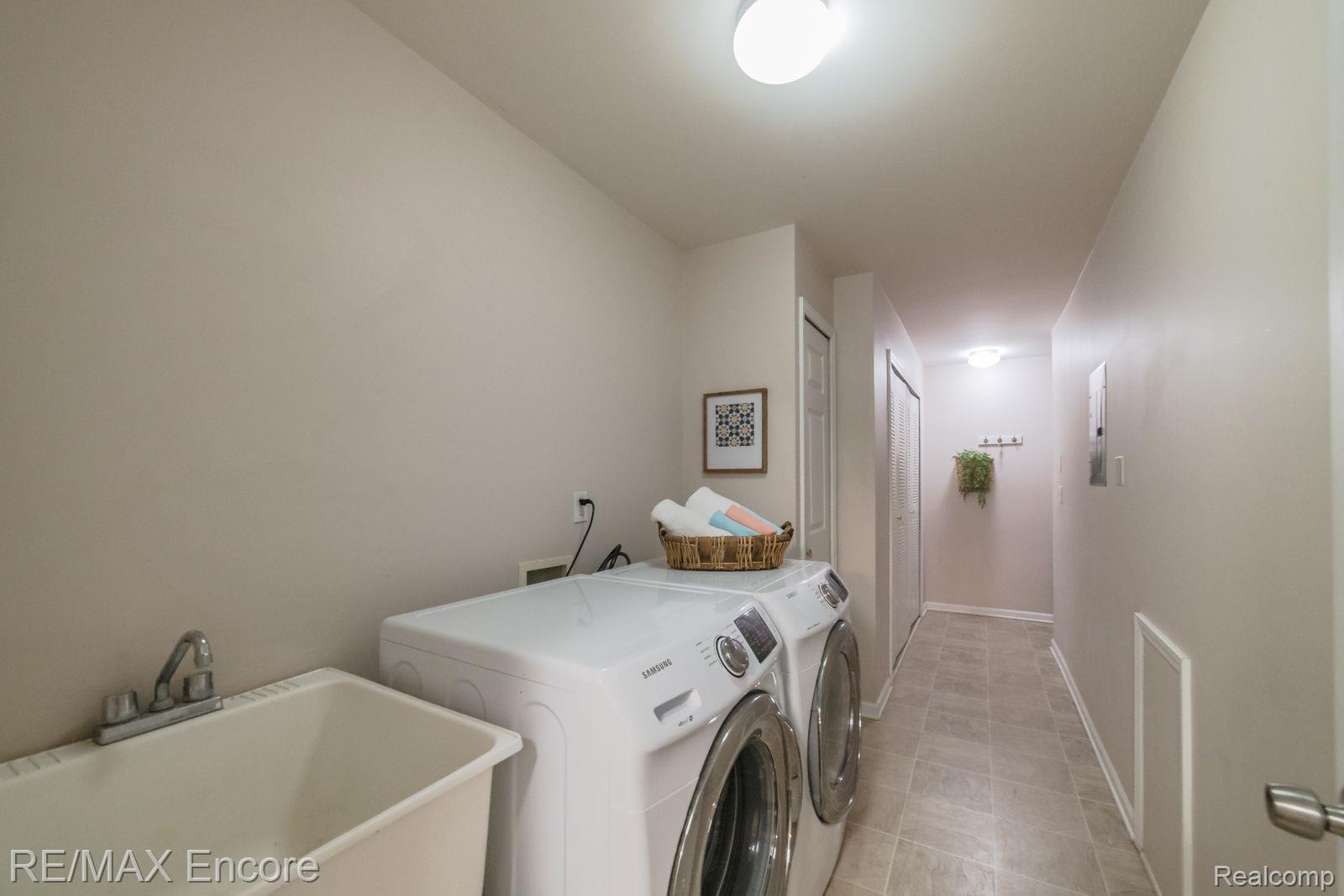 3595 Tremonte Circle Rochester, MI 48306 - Photo 30 of 48 Laundry Room