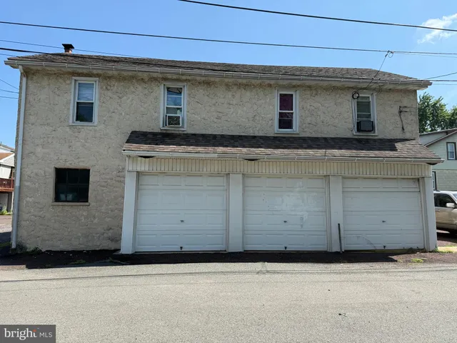 a view of a back yard of the house