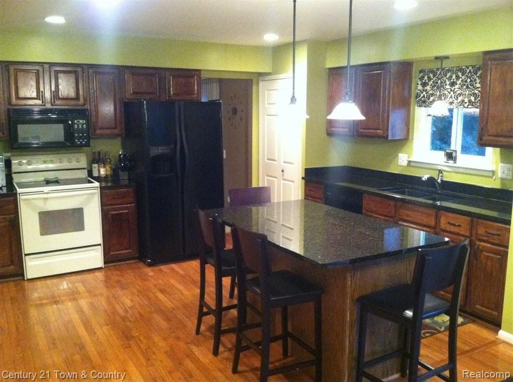 2267 Highsplint Drive Rochester, MI 48307 - Photo 5 of 29 Rare open concept with island